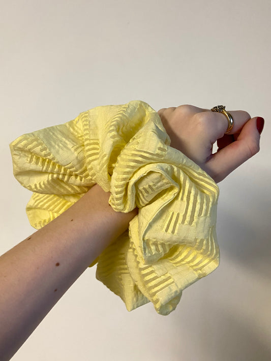 The Scrunchie in Yellow Houndstooth